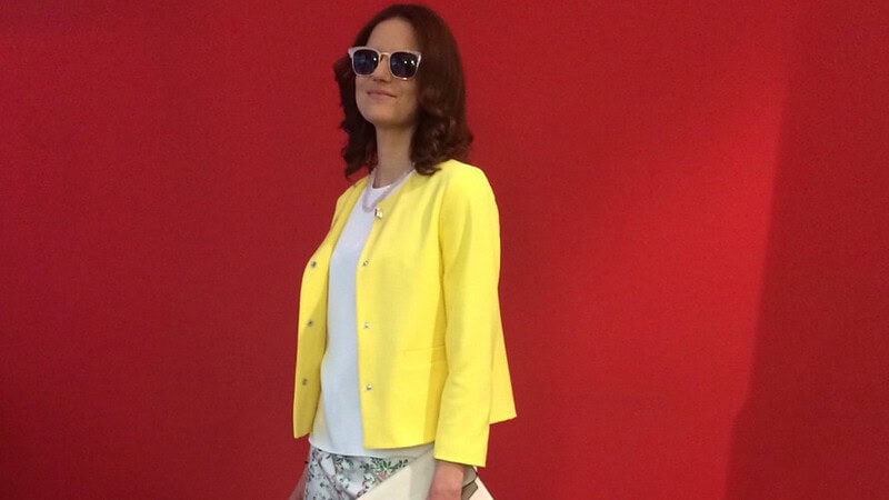 Frau posiert im neuen Outfit bei Personal Shopping