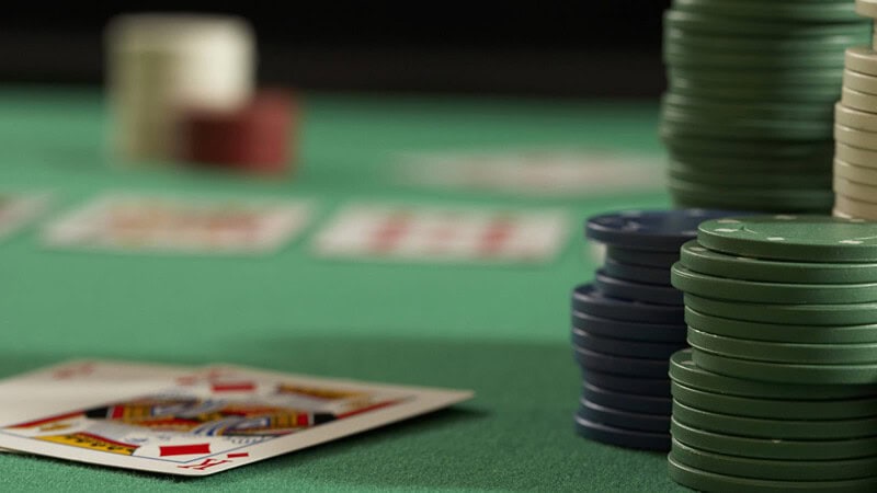 Pokertisch mit Chipsstapel beim Pokerabend in Dresden