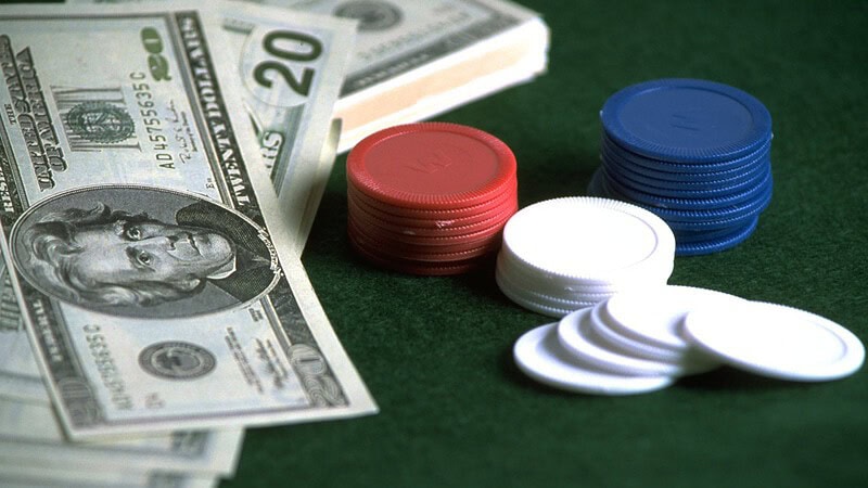 Chips und Geldscheine beim Pokerabend in Dresden