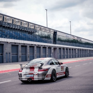 Porsche 911 auf einer Rennstrecke, Hinteransicht