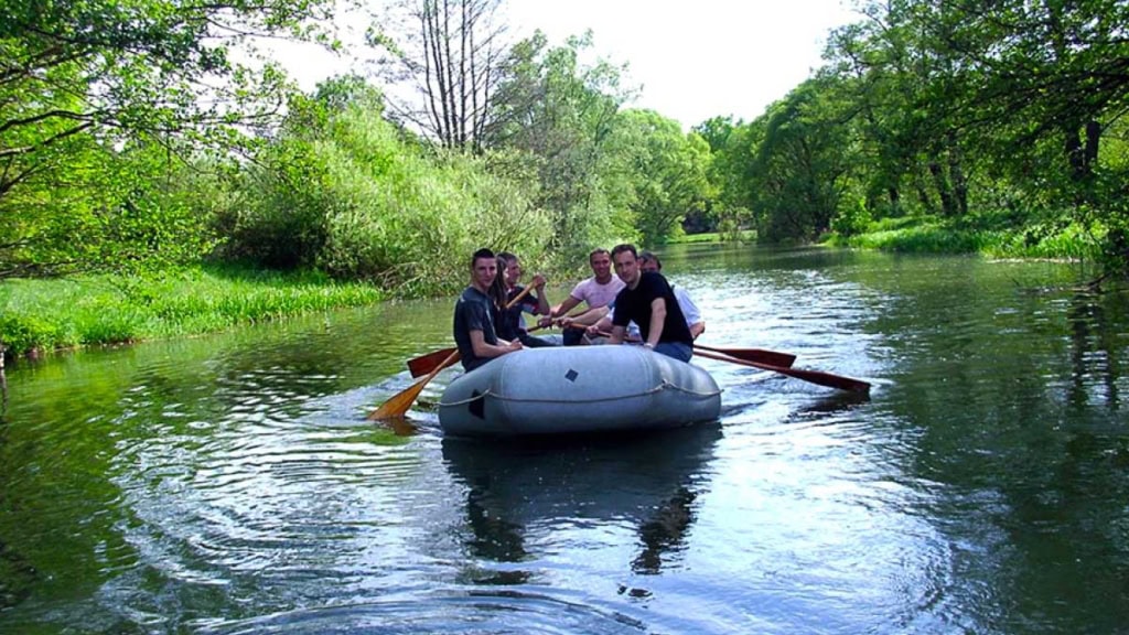 Quad-Boots-Tour-Oberlausitz-Personengruppe-auf-dem-Boot Eine Gruppe von Personen fahren in einem Boot.