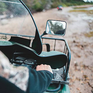 Quad-Offroad-Moeckmuehl.jpg Eine Person fährt auf einem Quad auf einer Offroad Strecke.