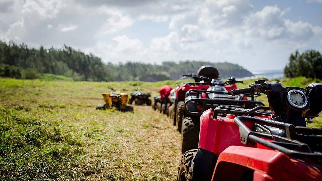 Quad-Tour.jpg Mehrere Quads stehen auf einem Feld in einer Reihe.
