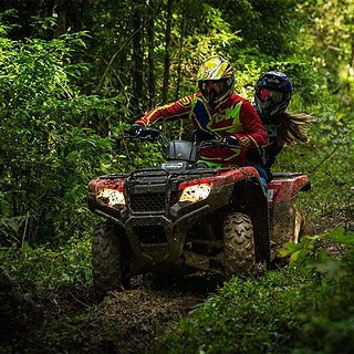 Quad-Tour-3.jpg Ein Fahrer mit Beifahrer fahren auf einem Quad durch den Wald