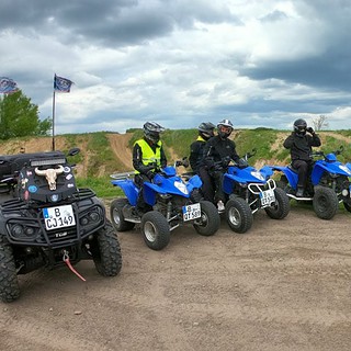 Quad-Tour-Berlin.jpg Quad stehen auf dem Feld bei Berlin