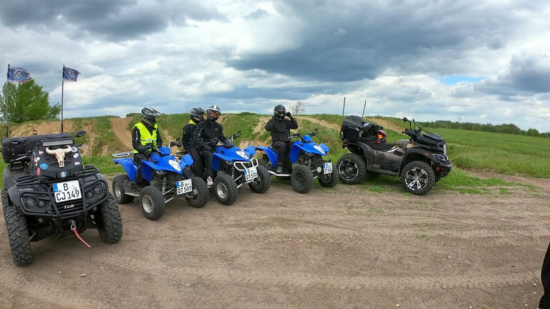 Quad stehen auf dem Feld bei Berlin