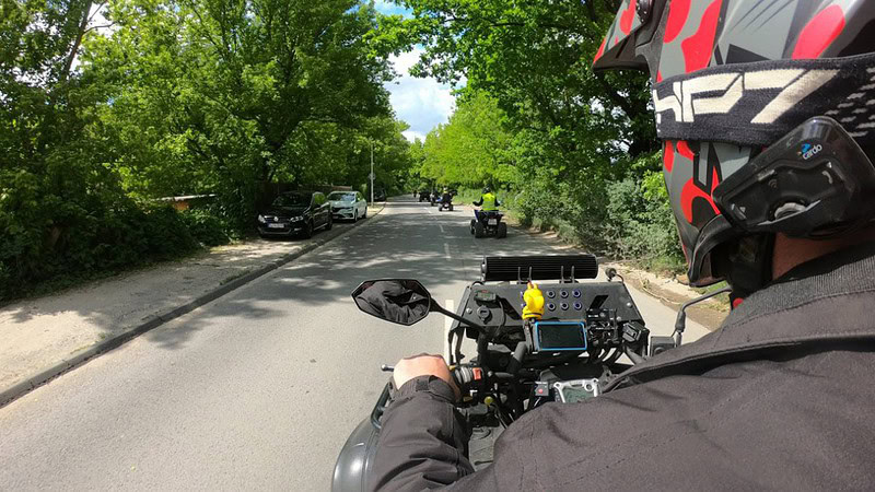 Blick vom Beifahrer eines Quads im hintergrund eine Straße in Berlin