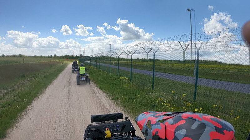 Quads fahren am BER in Berlin entlang