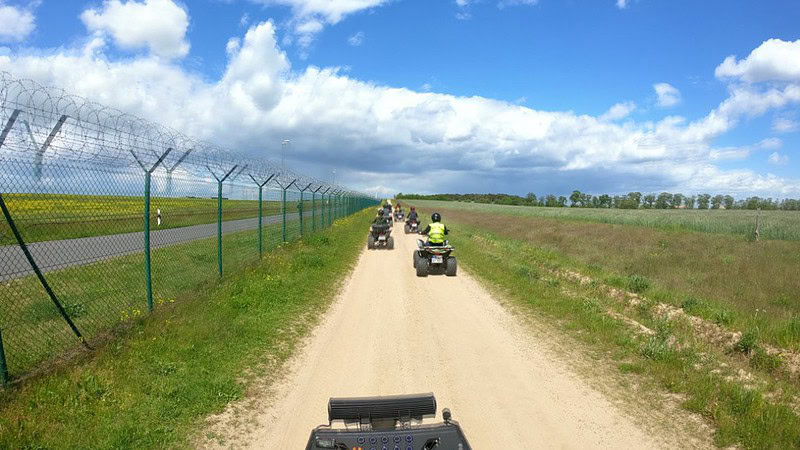 Quads fahren bei Berlin auf dem Feld
