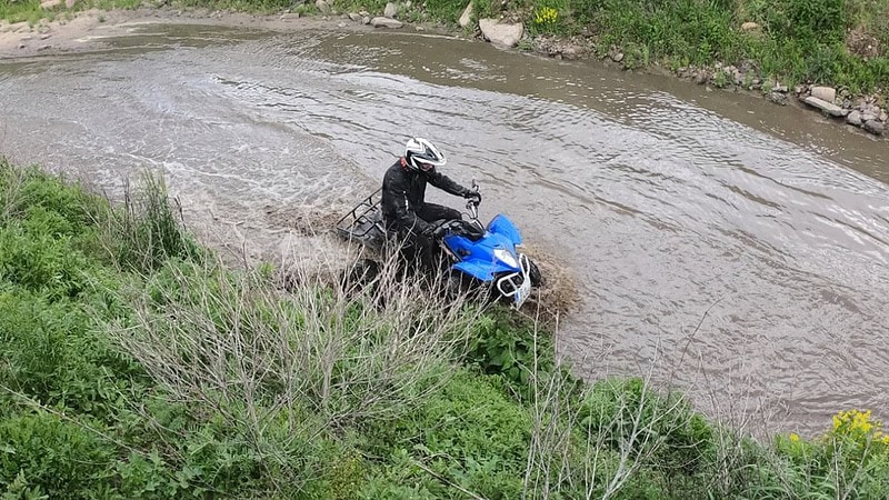 Quad fährt durchs Wasser bei Berlin bei der Offroad Tour