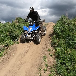 Quad-Tour-Berlin9.jpg Quad fährt bei Berlin über einen Hügel