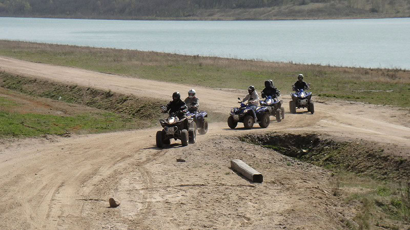 Quad Konvoi fährt bei Quadtour am Baggersee