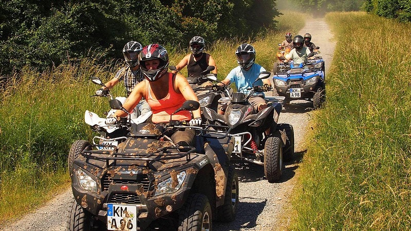 Quads fahren in der Gruppe über Feldweg, Quad Schnuppertour in Dresden