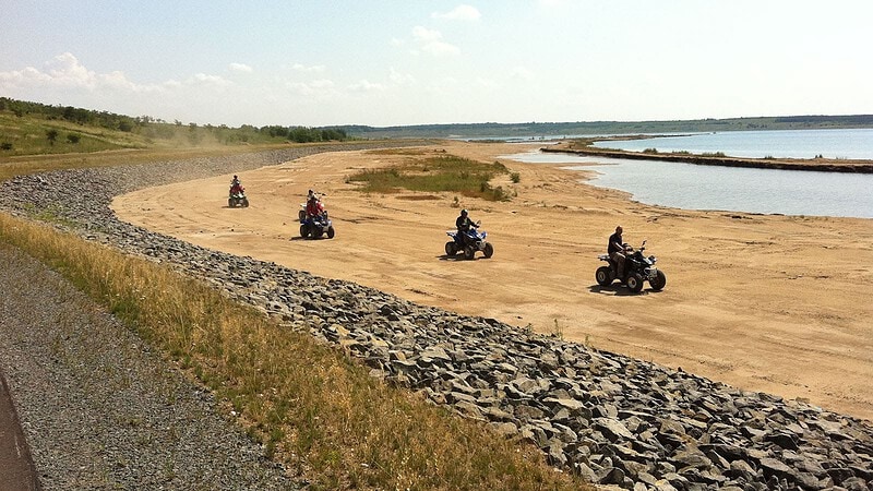 Quads fahren am Baggersee entlang bei der Quadtour