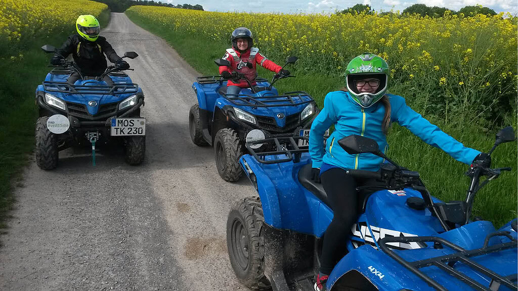 Quad-Tour2.jpg Drei Quadfahrer genießen auf den Quads die Natur.