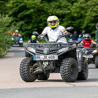 Mehrere Quads, die hintereinander dem Tourguide hinterher fahren.
