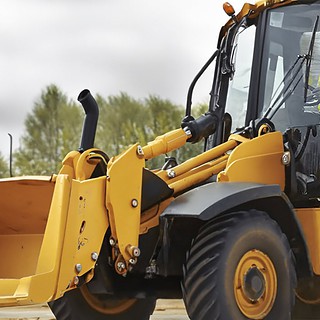 Radlader1.jpg Ein Radlader fährt auf einer Baustelle entlang. - Radlader selber fahren in Wuppertal