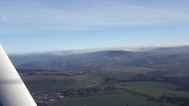 Rundflug über Chemnitz Ausblick auf das Erzgebirge
