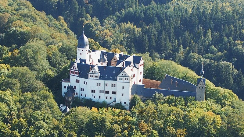 Rundflug über Chemnitz Ansicht eines Schlosses und der Burg