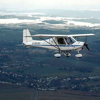 Flugzeug fliegt über Erzgebirge, Rundflug über das Erzgebirge