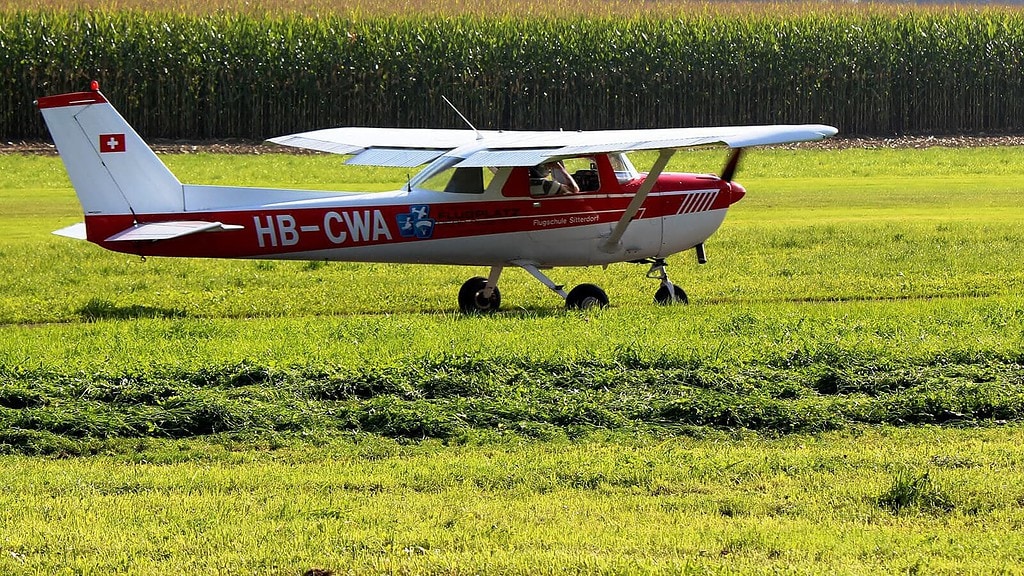Rundflug-Chemnitz_9-1.jpg Ein kleines rotes Flugzeug