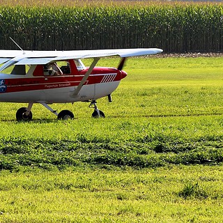Ein kleines rotes Flugzeug