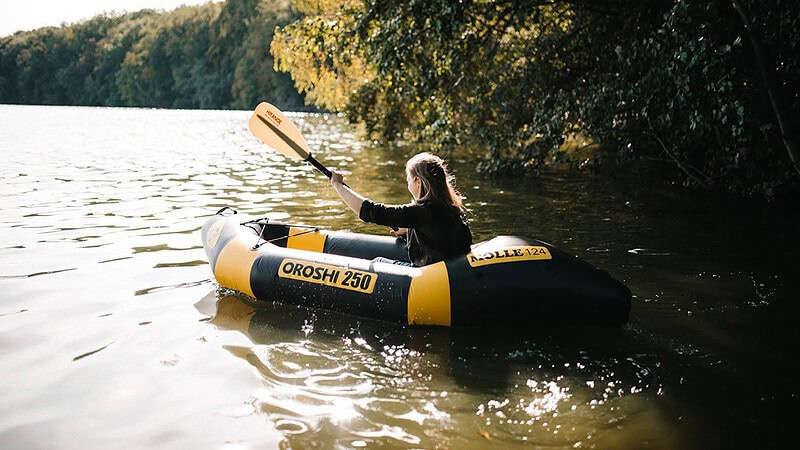 Schlauchboot mieten - Packraft auf dem Wasser mit Frau
