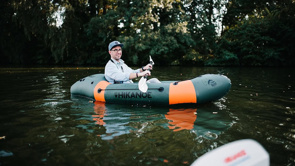 Schlauchboot-Packraft-mieten18.jpg Schlauchboot mieten - Packraft mit einer Person auf dem Wasser