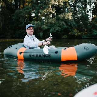 Schlauchboot mieten - Packraft mit einer Person auf dem Wasser