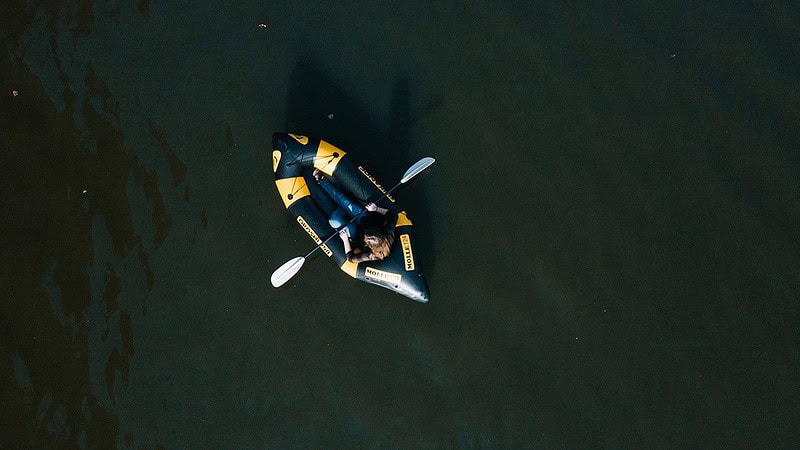 Schlauchboot mieten - Packraft auf dem See - Bild von oben