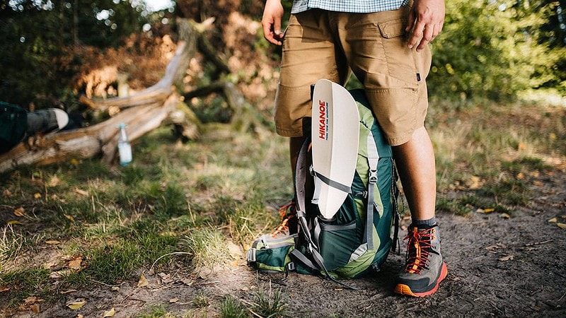 Schlauchboot mieten - Packraft im Rucksack mit Paddel an der Seite