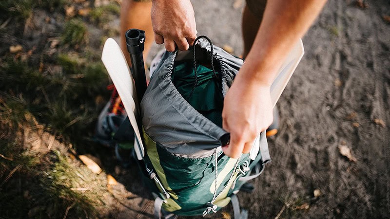 Schlauchboot mieten - Packraft wird aus dem Rucksack genommen