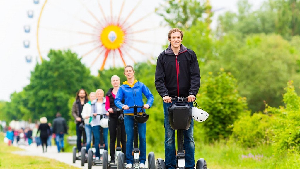 Segway-Muenchen2.jpg hintereinander Segway fahrende Menschen
