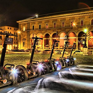 Fahrerlose Segways bei Nacht