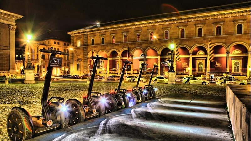 Fahrerlose Segways bei Nacht