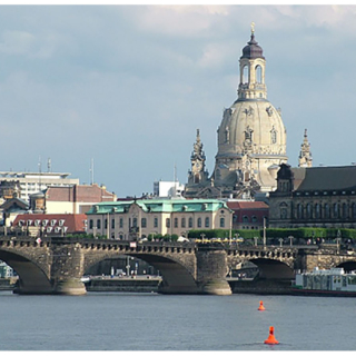 Blick auf das Terrasenufer bei der Segway Tour in Dresden