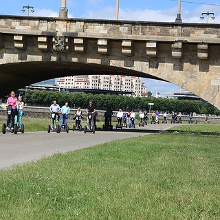 Viele Menschen fahren Segway auf dem Elbradweg beim Segway selber fahren in Dresden