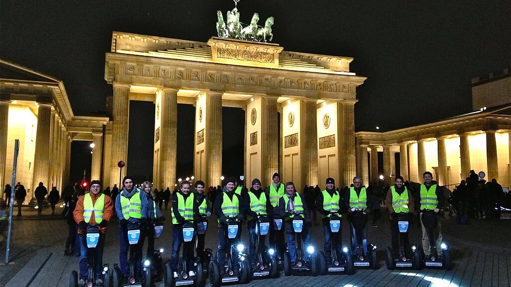 Segway_Nachts_1.jpg Segways stehen nachts mit Personen vor dem Brandenburger Tor