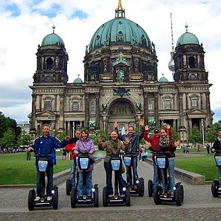 Gruppe mit Segway vor dem Berliner Dom bei der Segway Tour Auf den Spure des dritten Reiches