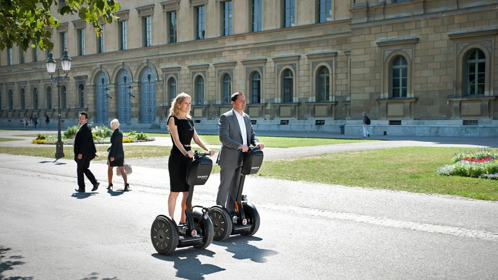 Segwaytour_VIP_Berlin_2.jpg Zwei Personen fahren mit den Segways durch Berlin VIP Tour