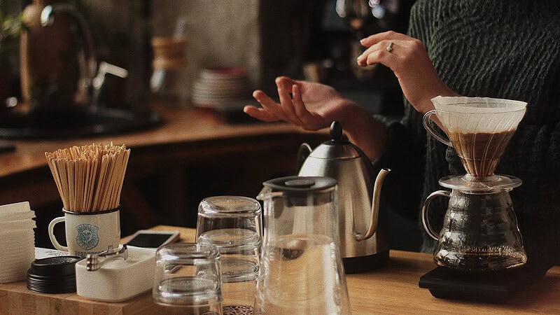 Man sieht einen Behälter, der gerade Kaffee durch einen Filter filtert- Sensorikkurs mit Cupping in Dresden
