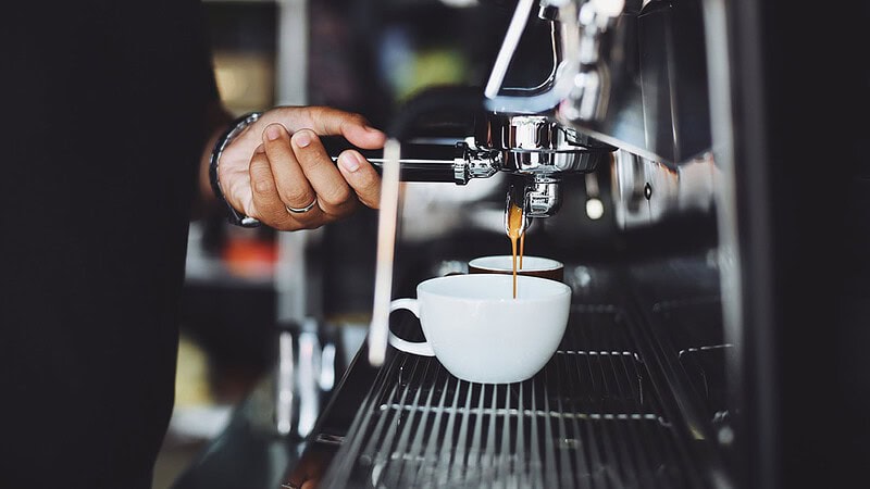 man sieht eine Siebträgermaschine, die zwei Tassen mit Kaffee befüllt- Sensorikkurs Mini in Dresden
