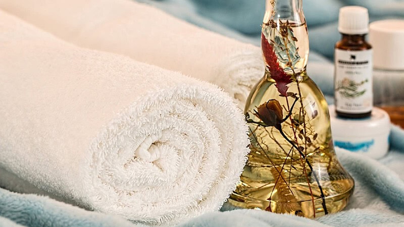 Handtücher und Öl Fußmassage in Chemnitz