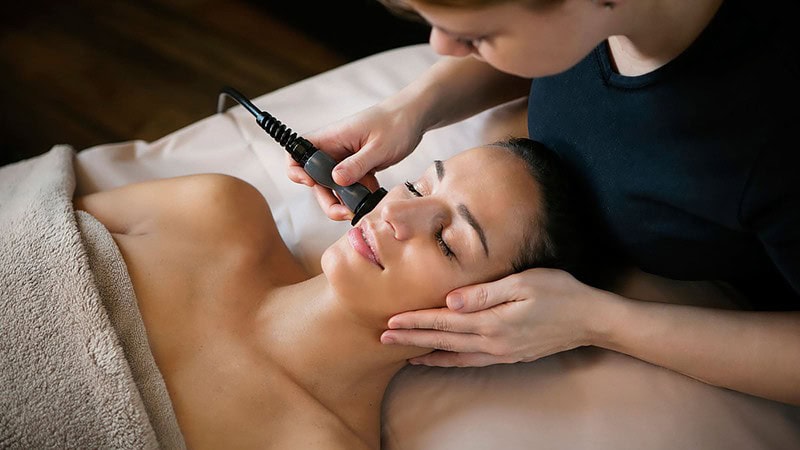 Gesichtsbehandlung bei einer Frau bei der Kosmetikbehandlung Lady Power