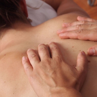 Spa-und-Massage-in-Dresden_30-Kopie.jpg Hände massieren den Rücken bei der Ganzkörpermassage in Dresden