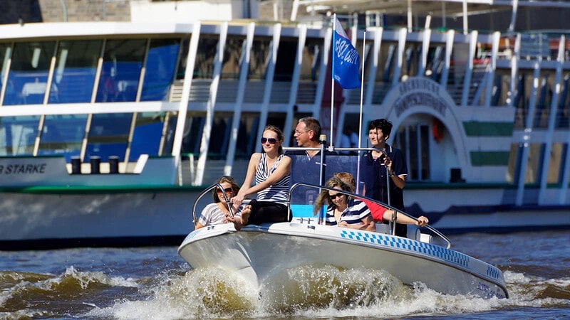 Sechs Personen auf dem Speedboot vor dem Terrassenufer, Speedboot Tour in Dresden