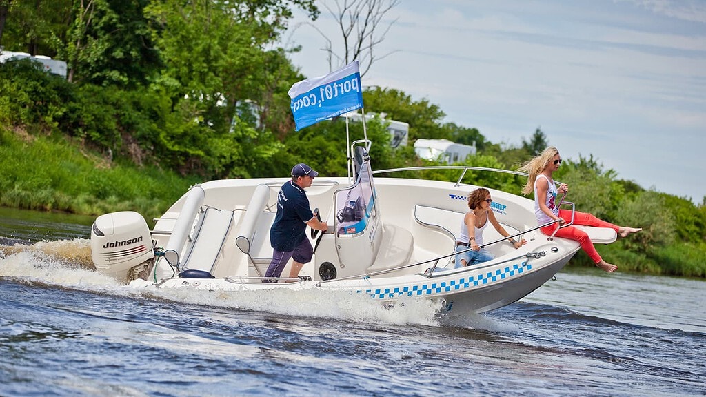 Speedboot-Touren_1314.jpg Speedboot fährt steil in die Kurve, Speedboot Tour in Dresden