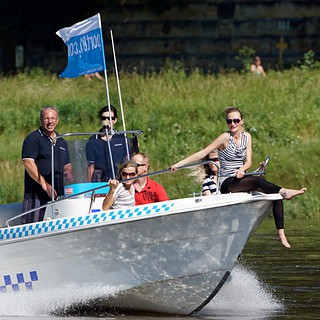 Sechs Personen auf dem Speedboot, Speedboot Tour in Dresden