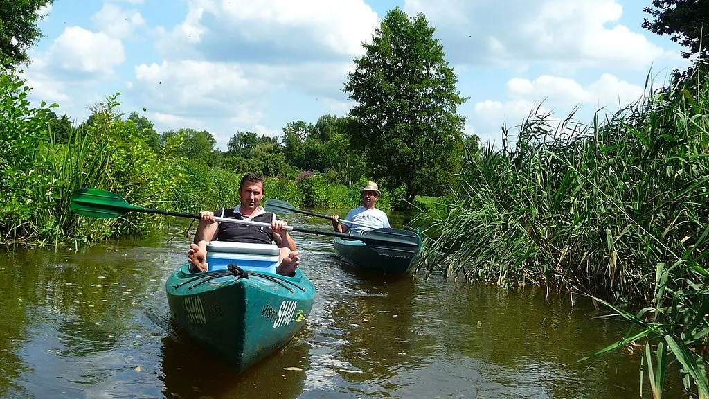 Spreewaldtouren_4.jpg Zwei Männer paddeln im Kanal bei der Kahnfahrt im Spreewald