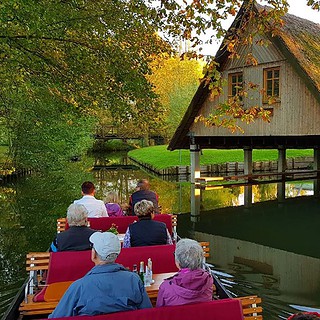mehrere Menschen im Boot auf einer Kahnfahrt im Spreewald